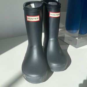 Hunter rain boots can be for a boy or girl. Size US8/9, European 24. Newer worn.
